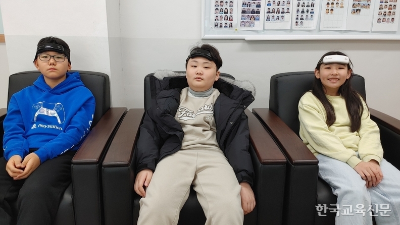 [2025.12.09] 경남 사송초, AI 두뇌 활동 분석 웨어러블 기기 도입